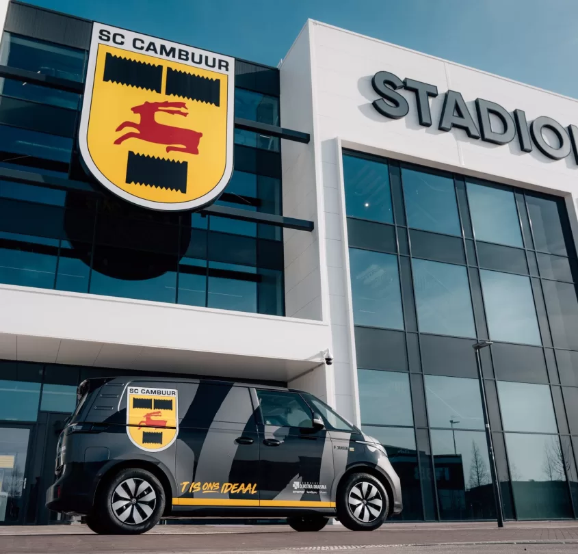 Gevel Kooi Stadion met Cambuur-busje