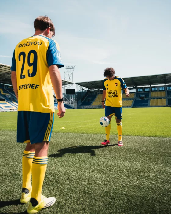 Jeugdspeler met rugnummer 29 op het veld