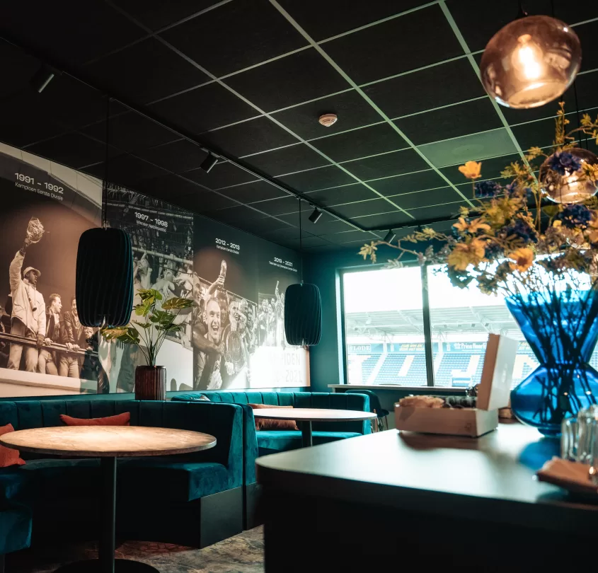 Lounge met historische foto's en blauwe bloemen