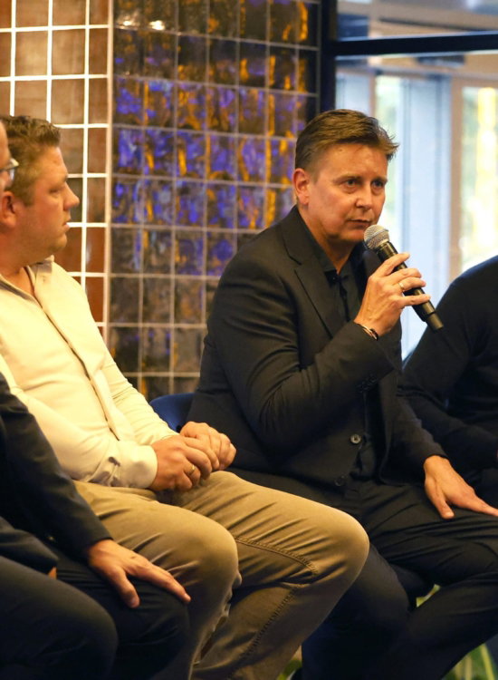 Panelgesprek met microfoons in de lounge