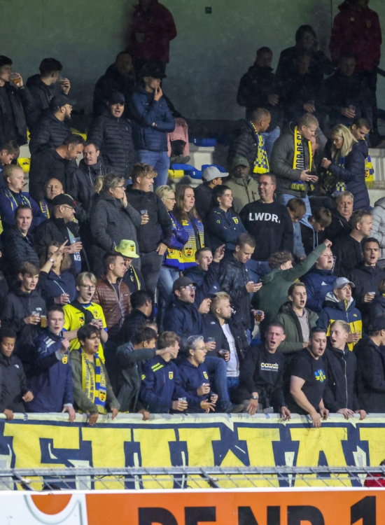 Volle tribune met spandoek Leeuwarden