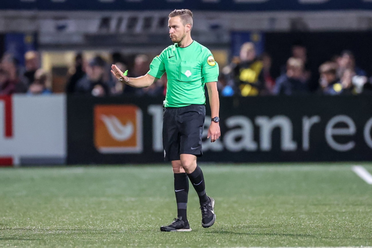 Laurens Gerrets fluit SC Cambuur – Jong AZ