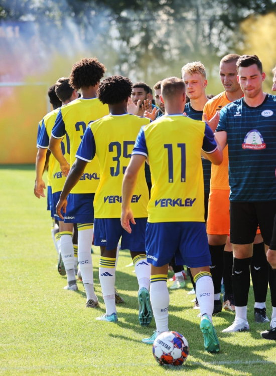 Jeugdteams in rij voor de aftrap