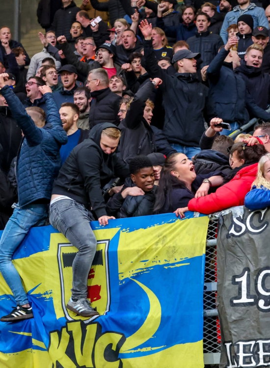 Supporters met Cambuur-vlaggen in het uitvak