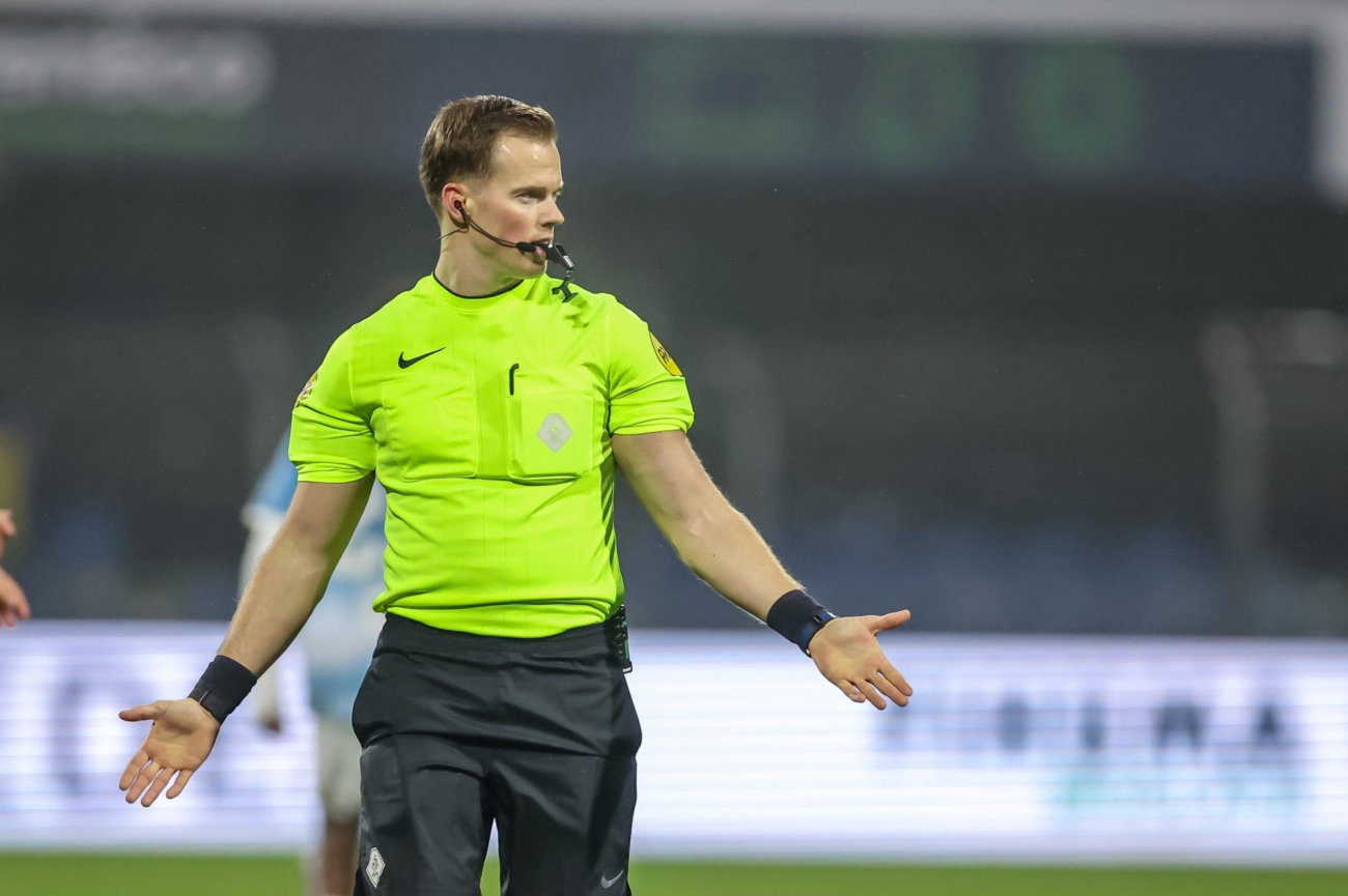 Jannick van der Laan fluit SC Cambuur – FC Emmen