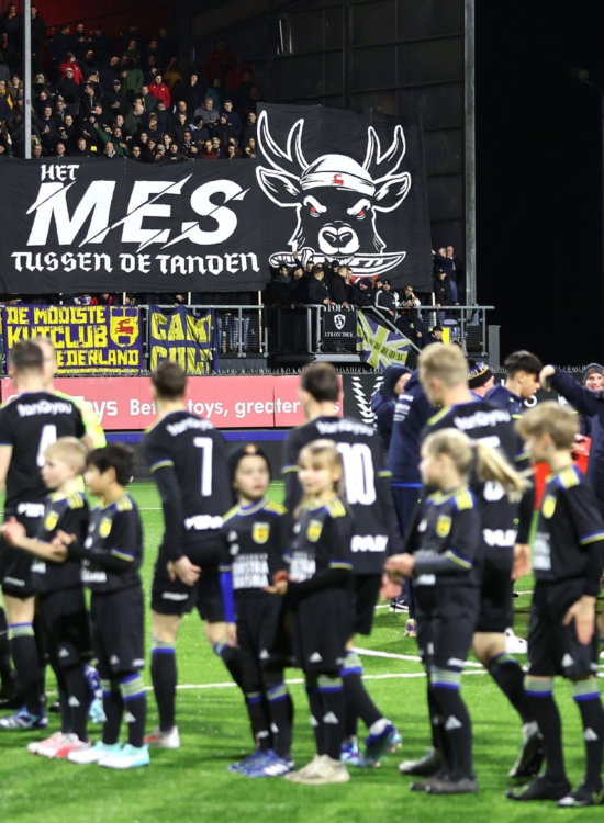 Spelers en kinderen opgesteld voor de wedstrijd
