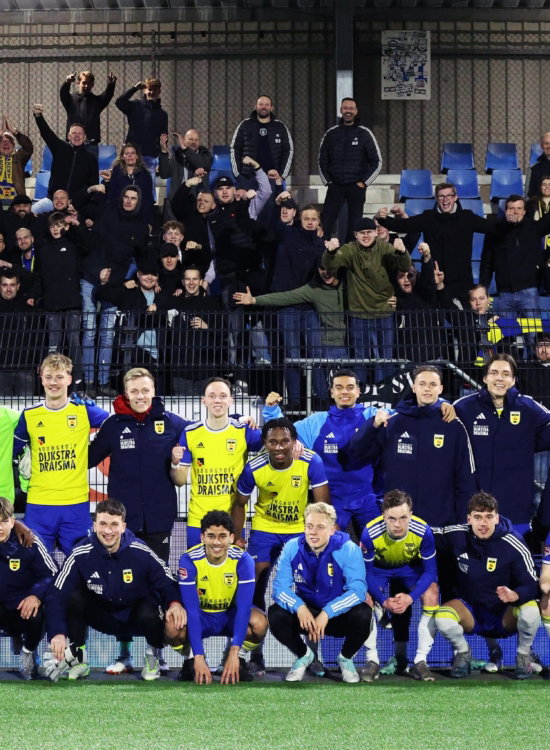 Groepsfoto spelers met supporters