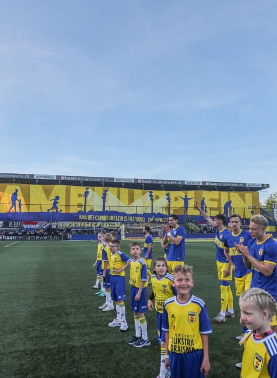 Kinderen staan opgesteld op het veld