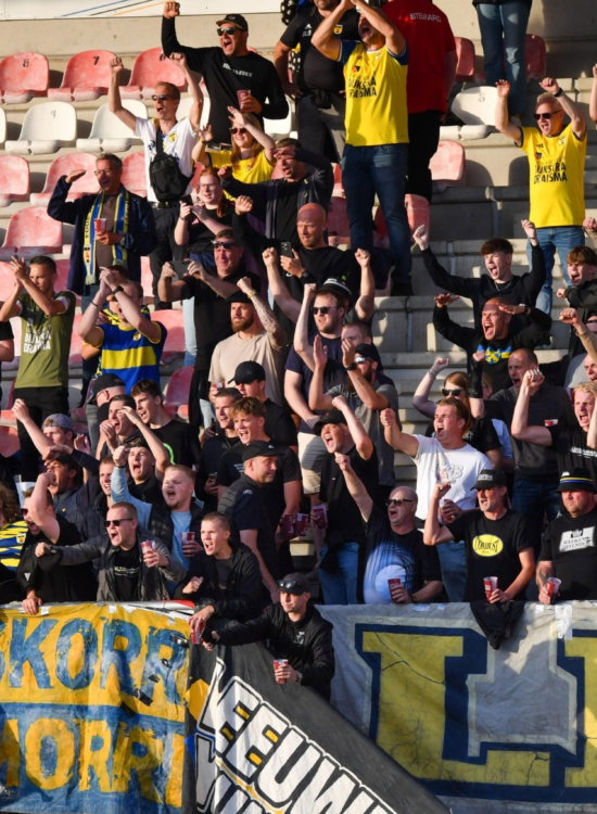 Uitsupporters met spandoeken