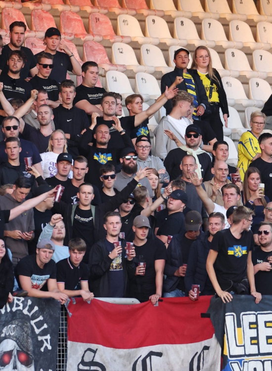 Uitvak met supporters en spandoek Leeuwarden