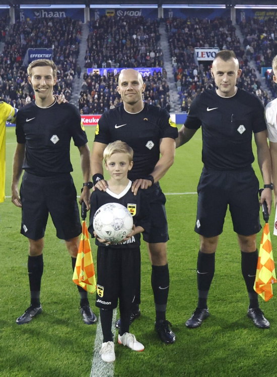 Mascotte met aanvoerders en scheidsrechters voor de wedstrijd