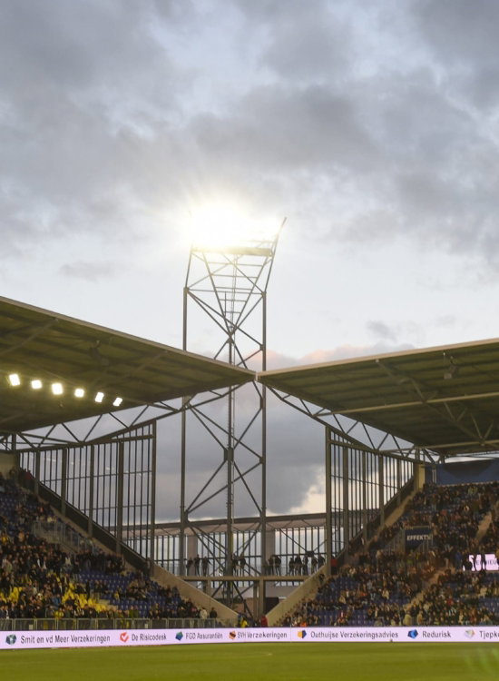 Kooi Stadion met lichtmast bij zonsondergang