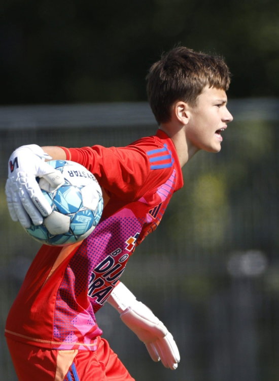 Jeugdkeeper vangt de bal