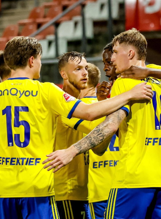 Spelers juichen samen na een doelpunt