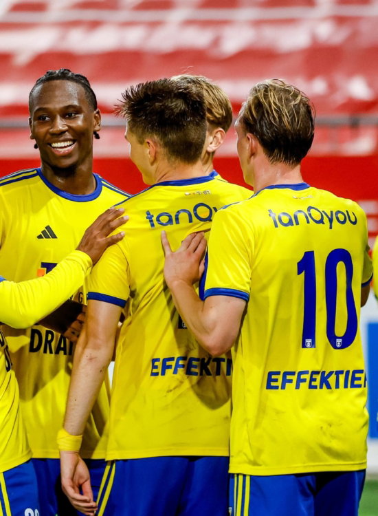 Spelers vieren een doelpunt