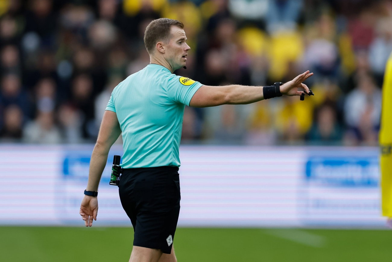 Jannick van der Laan fluit SC Cambuur – FC Den Bosch