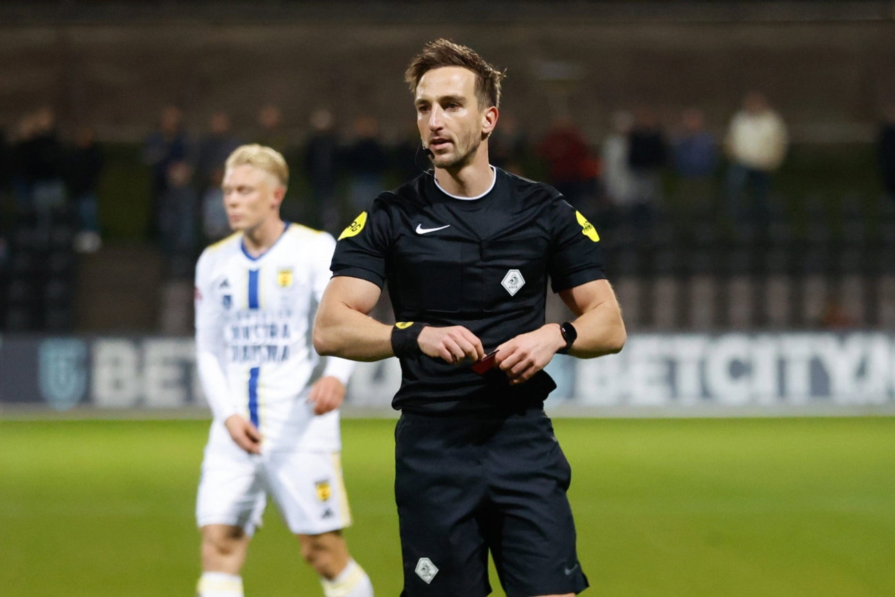 Luuk Timmer fluit SC Cambuur – Jong PSV