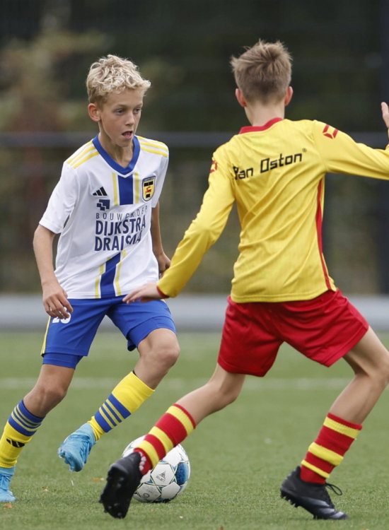 Twee jeugdspelers in duel om de bal