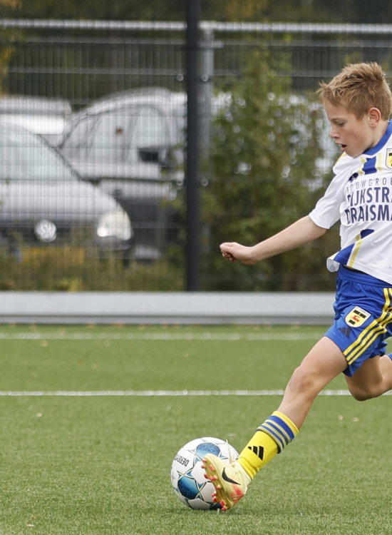 Jeugdspeler haalt uit voor een schot