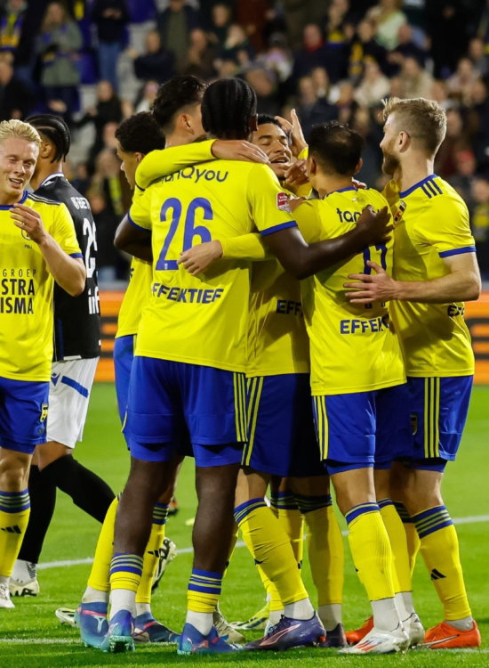 Spelers vieren samen in het stadion