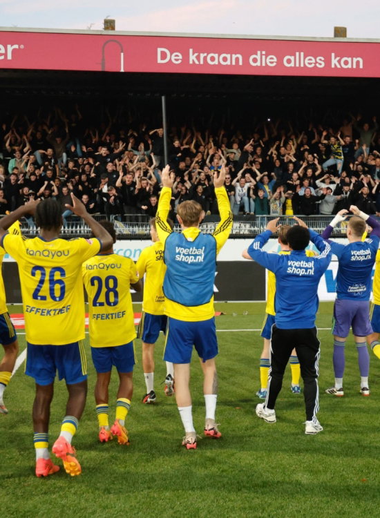 Spelers vieren de overwinning met de supporters