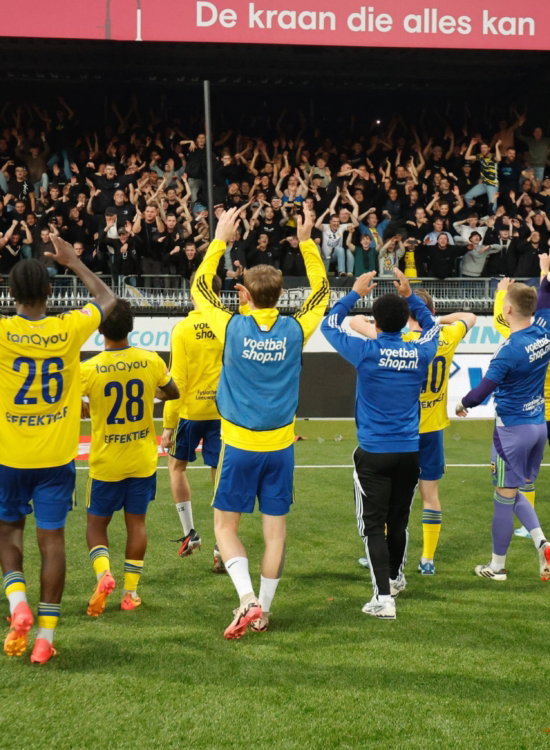 Spelers en supporters vieren samen