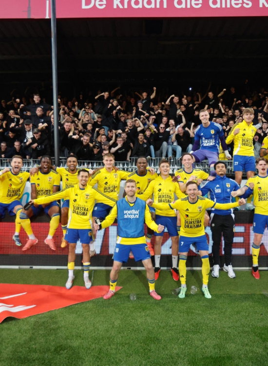 Spelers juichen samen voor de supporters