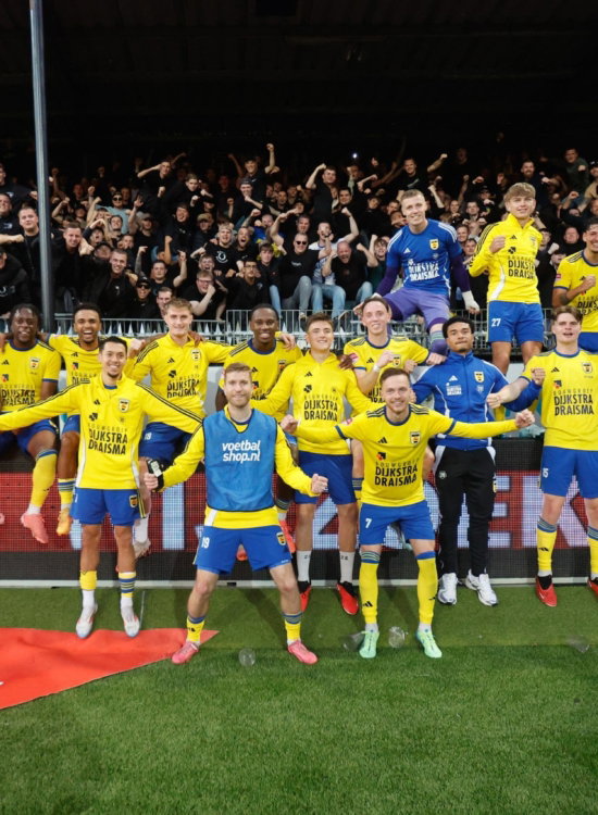 Spelers bedanken de supporters na de wedstrijd