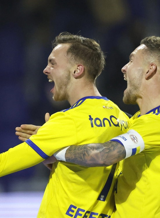 Twee spelers vieren een doelpunt