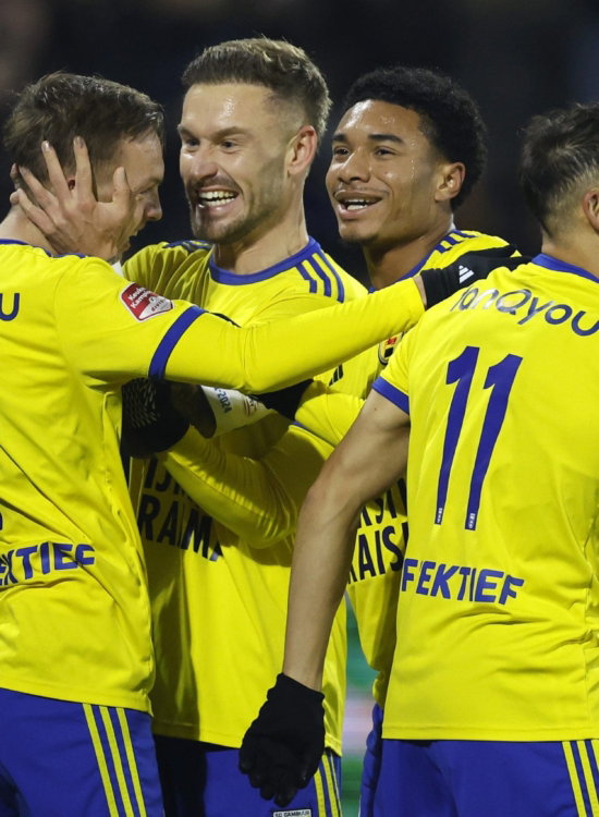 Spelers omhelzen elkaar na een doelpunt