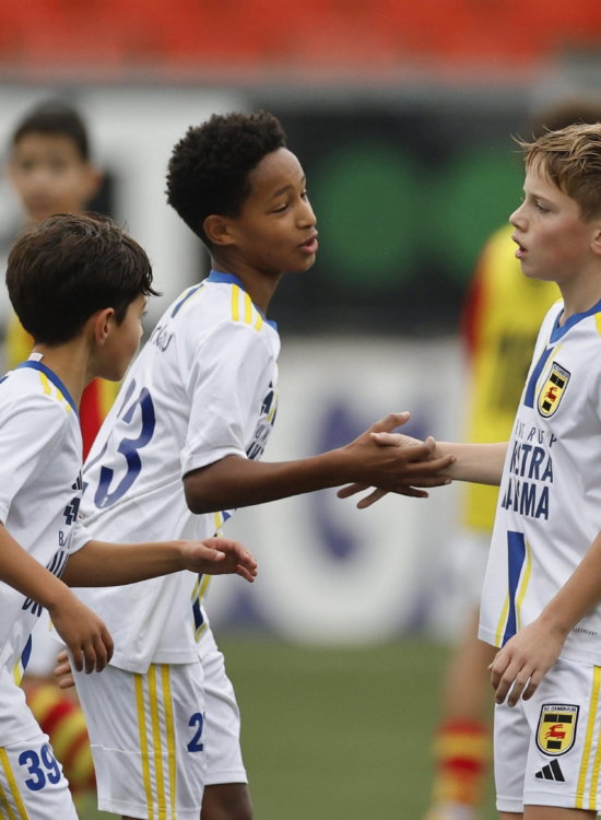 Jeugdspelers geven elkaar een hand