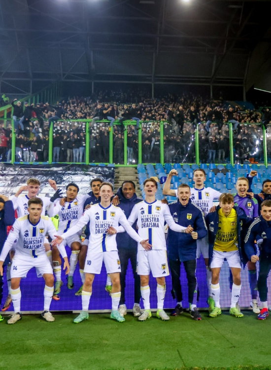 Team viert met supporters na de wedstrijd