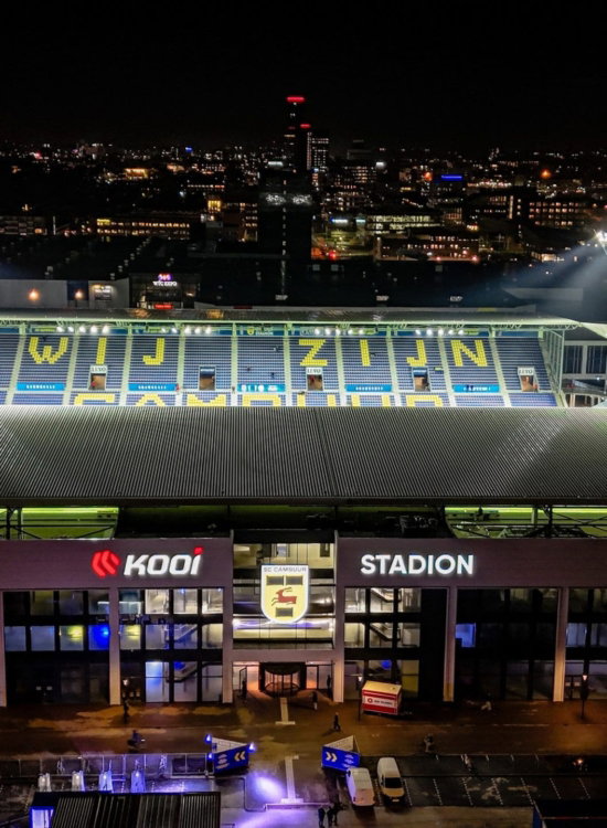 Kooi Stadion verlicht bij nacht