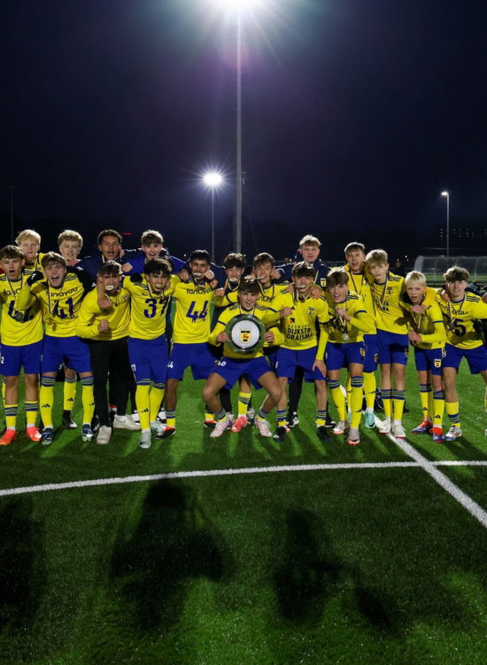Jeugdteams onder het licht op het veld