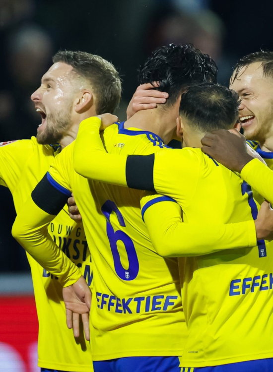 Spelers vieren een doelpunt met gebalde vuist
