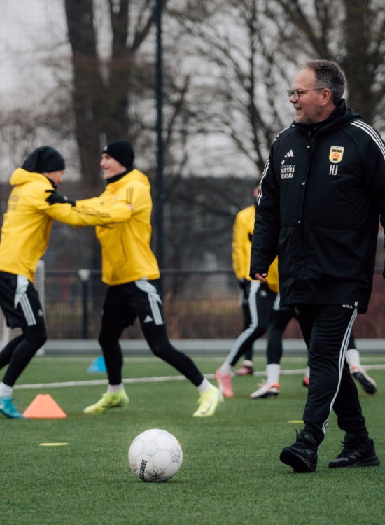Jeugdtraining met trainer en pionnen
