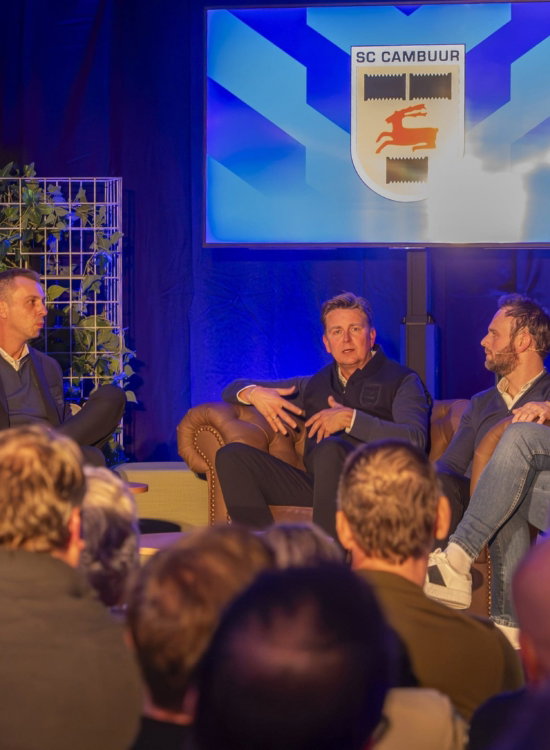 Talkshow met publiek tijdens een netwerkavond