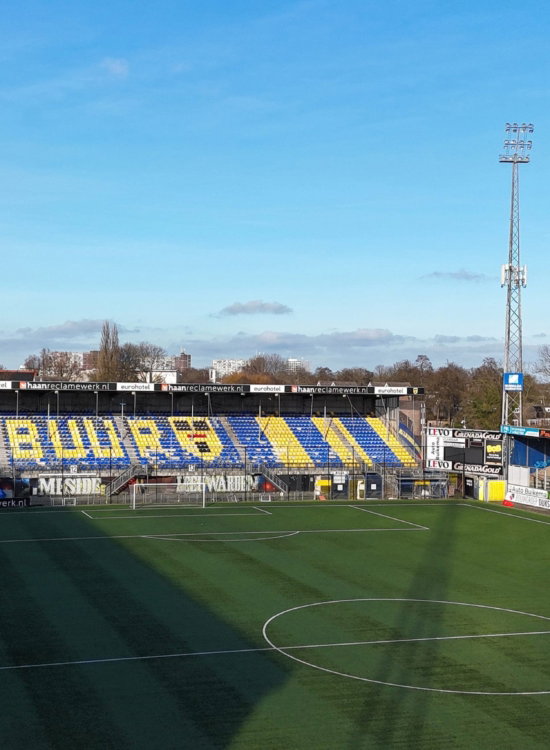Oud Cambuur Stadion bij blauwe lucht