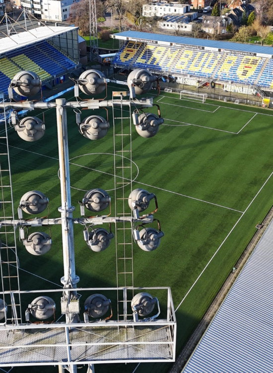 Groeilampen op het veld van het stadion
