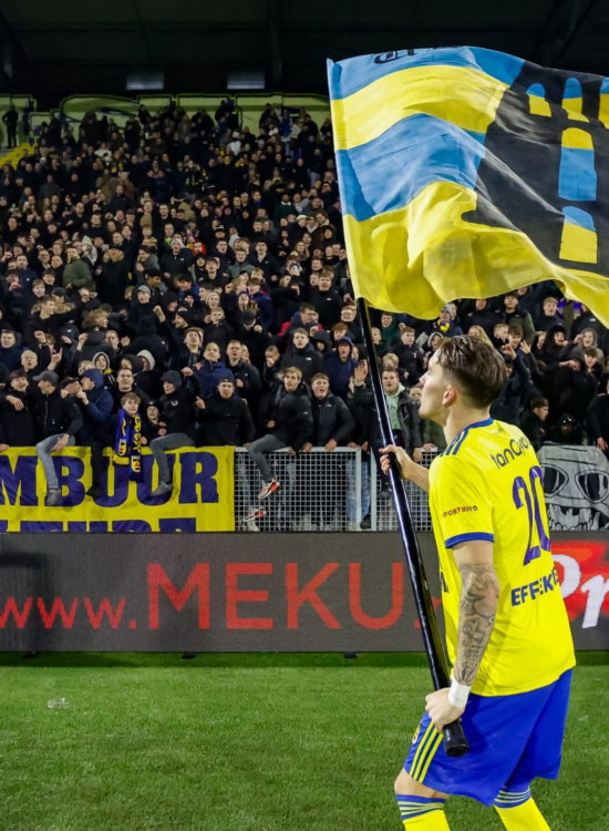 Speler met Cambuur-vlag voor de tribune