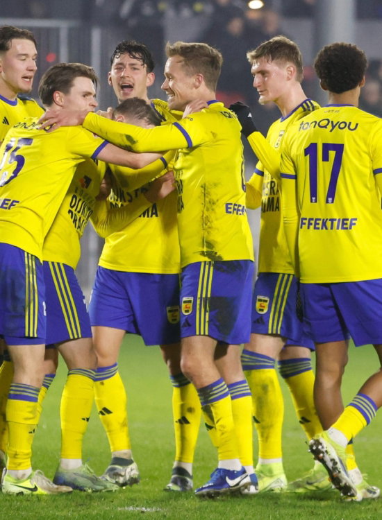 Spelers vieren een doelpunt bij de tegenstander