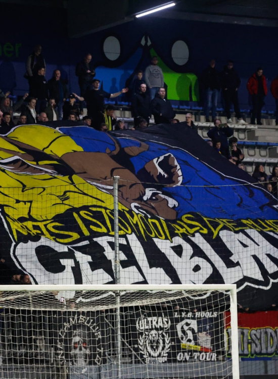 Groot spandoek Geel-Blauw achter het doel