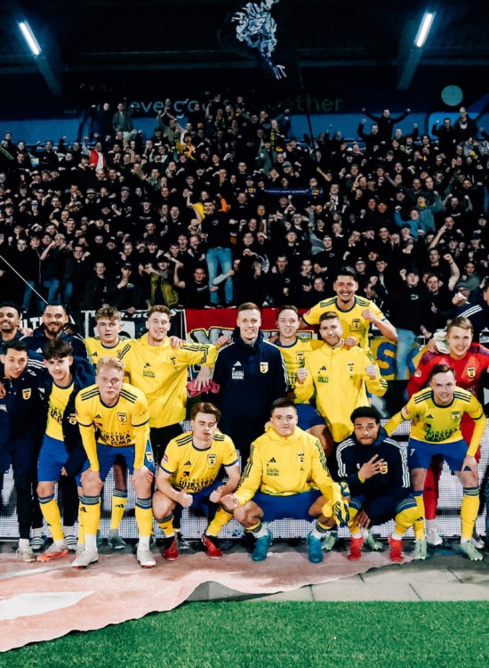 Spelers en supporters vieren samen in het uitvak