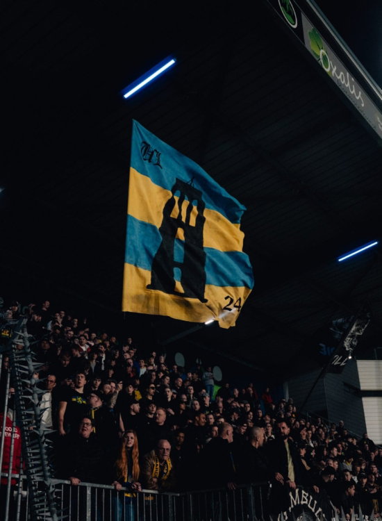 Vlag met Oldehove onder het stadionlicht
