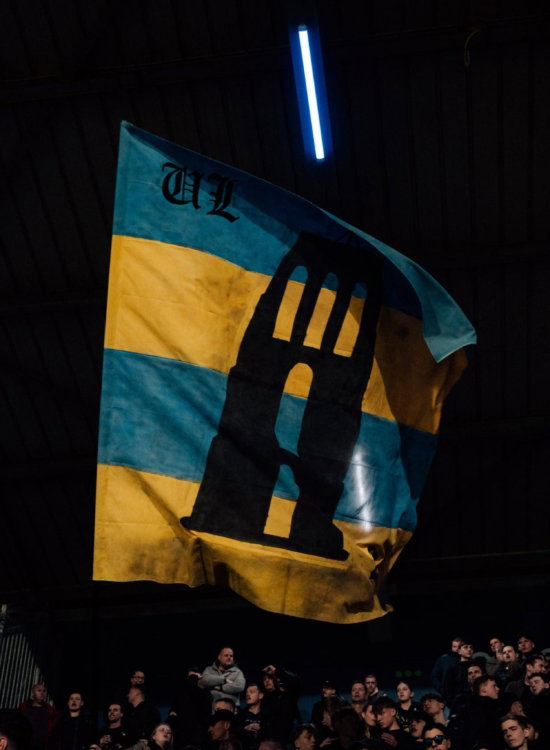 Vlag met Oldehove boven de supporters