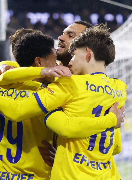 Spelers vieren bij het doel