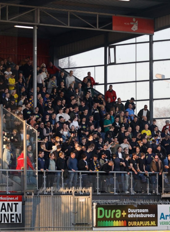 Volle uittribune bij daglicht