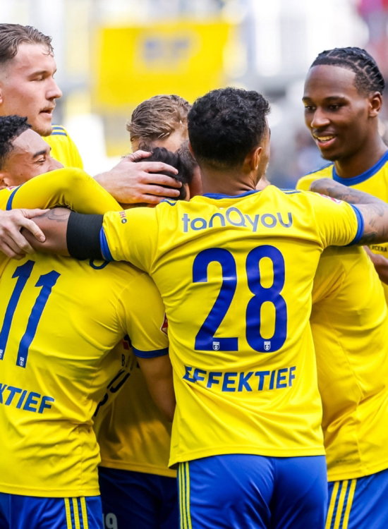 Spelers vieren samen een doelpunt