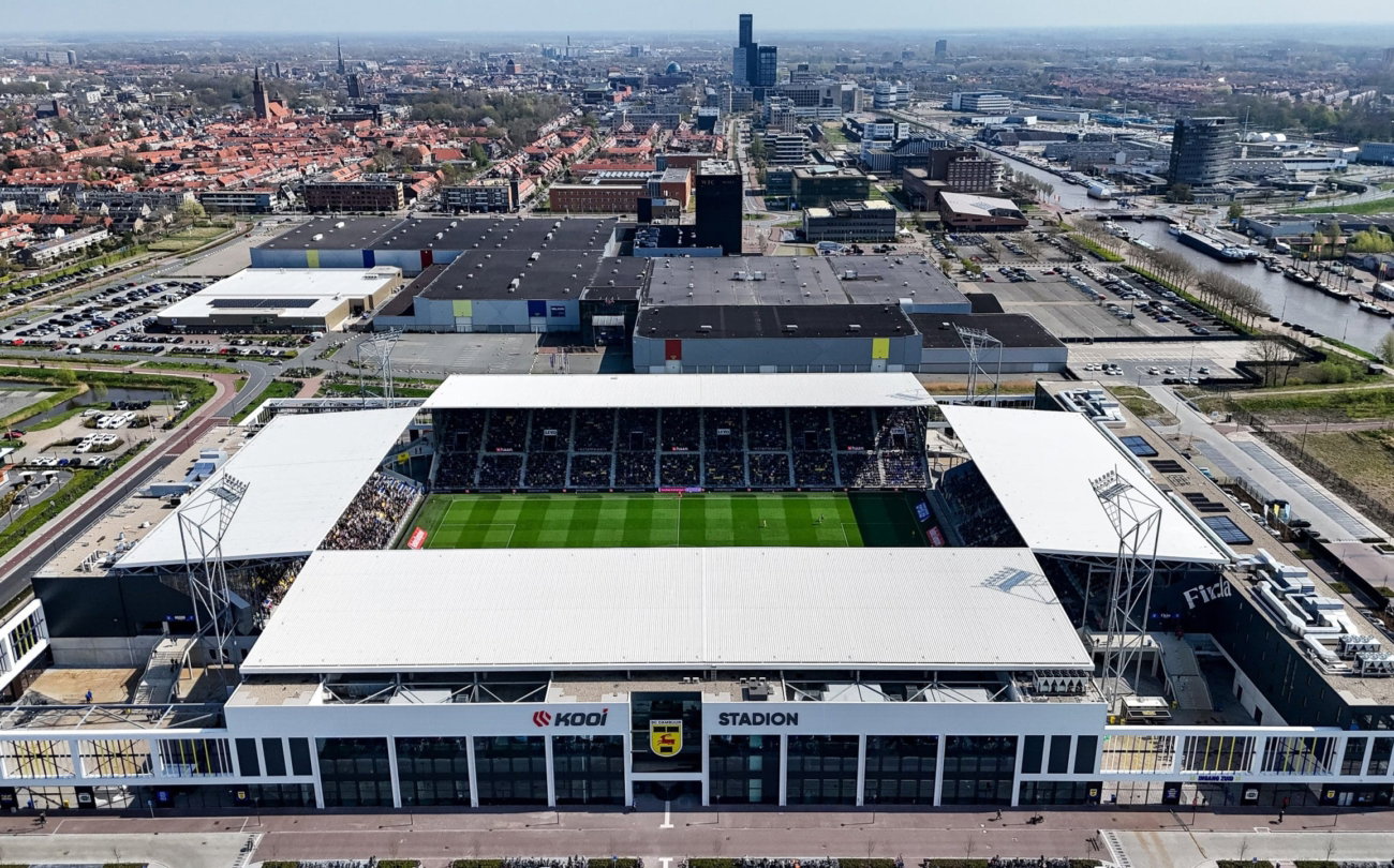 Luchtfoto van het Kooi Stadion in Leeuwarden