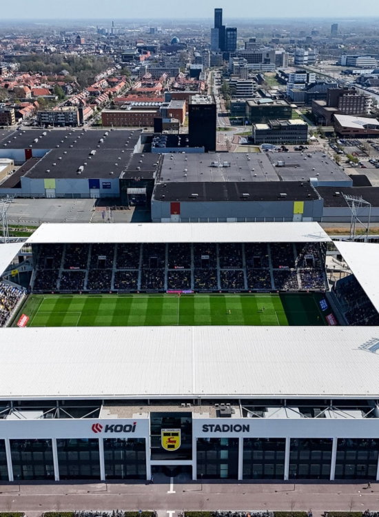 Luchtfoto van het Kooi Stadion in Leeuwarden